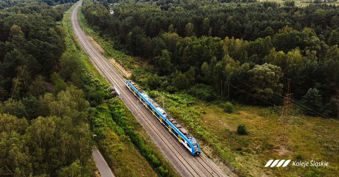 koleje śląskie, widok z powietrza, pociąg niebieski, las, linia kolejowa,