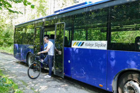 Podróżny z rowerem wysiadający z autobusu